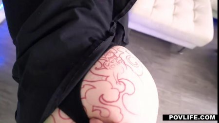 Держа подругу за волосы рокер отменно натягивает ее писю на член